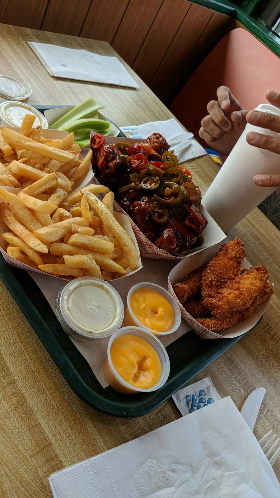 Buffalo Joe’s | restaurant | 1841 Howard St, Chicago, IL 60626, USA | 7737647300 OR +1 773-764-7300