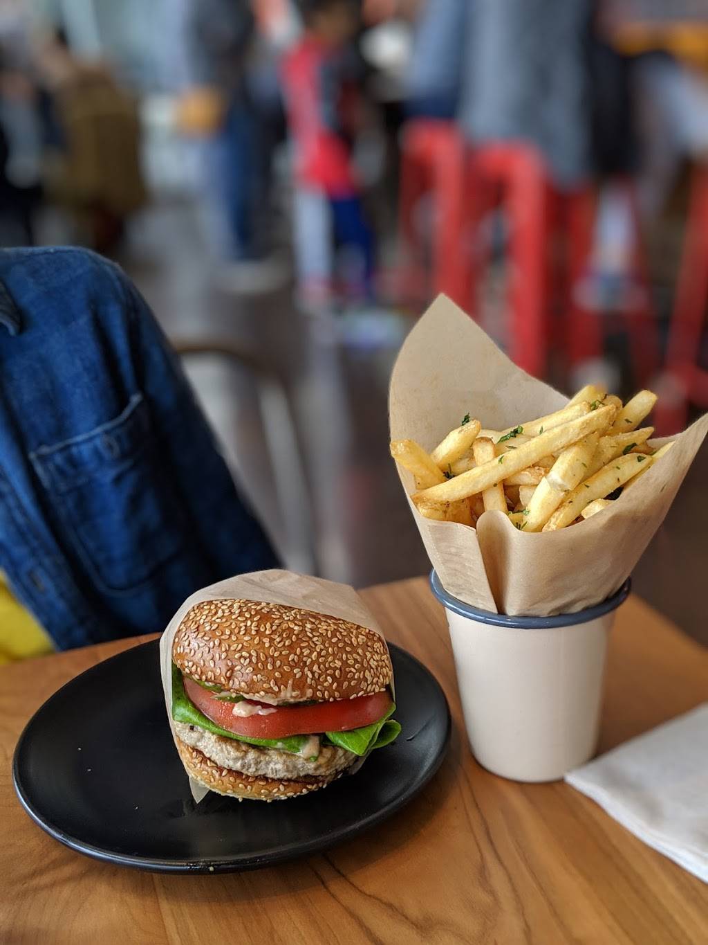 Roam Artisan Burgers | restaurant | 6000 Bollinger Canyon Rd Suite 1101, San Ramon, CA 94583, USA | 9253651427 OR +1 925-365-1427