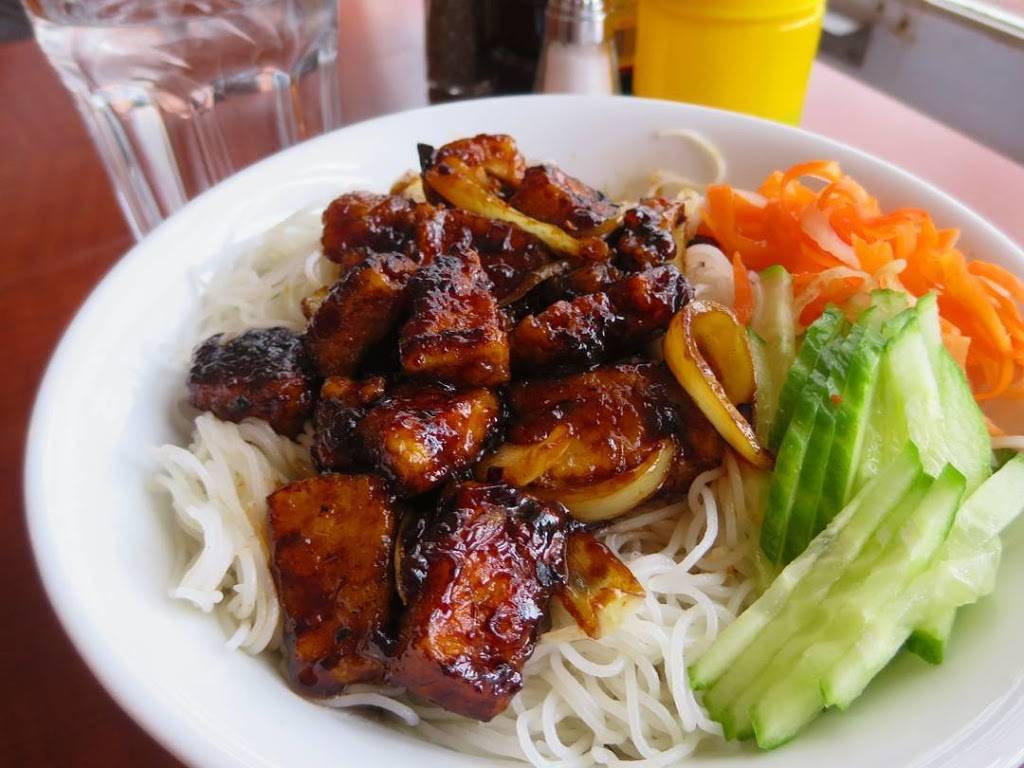 Cafe Banh Mi Linh | restaurant | 2151 Rue Fleury E, Montréal, QC H2B 1J9, Canada | 4383867883 OR +1 438-386-7883