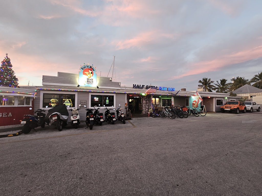 Half Shell Raw Bar | restaurant | 231 Margaret St, Key West, FL 33040, USA | 3052947496 OR +1 305-294-7496