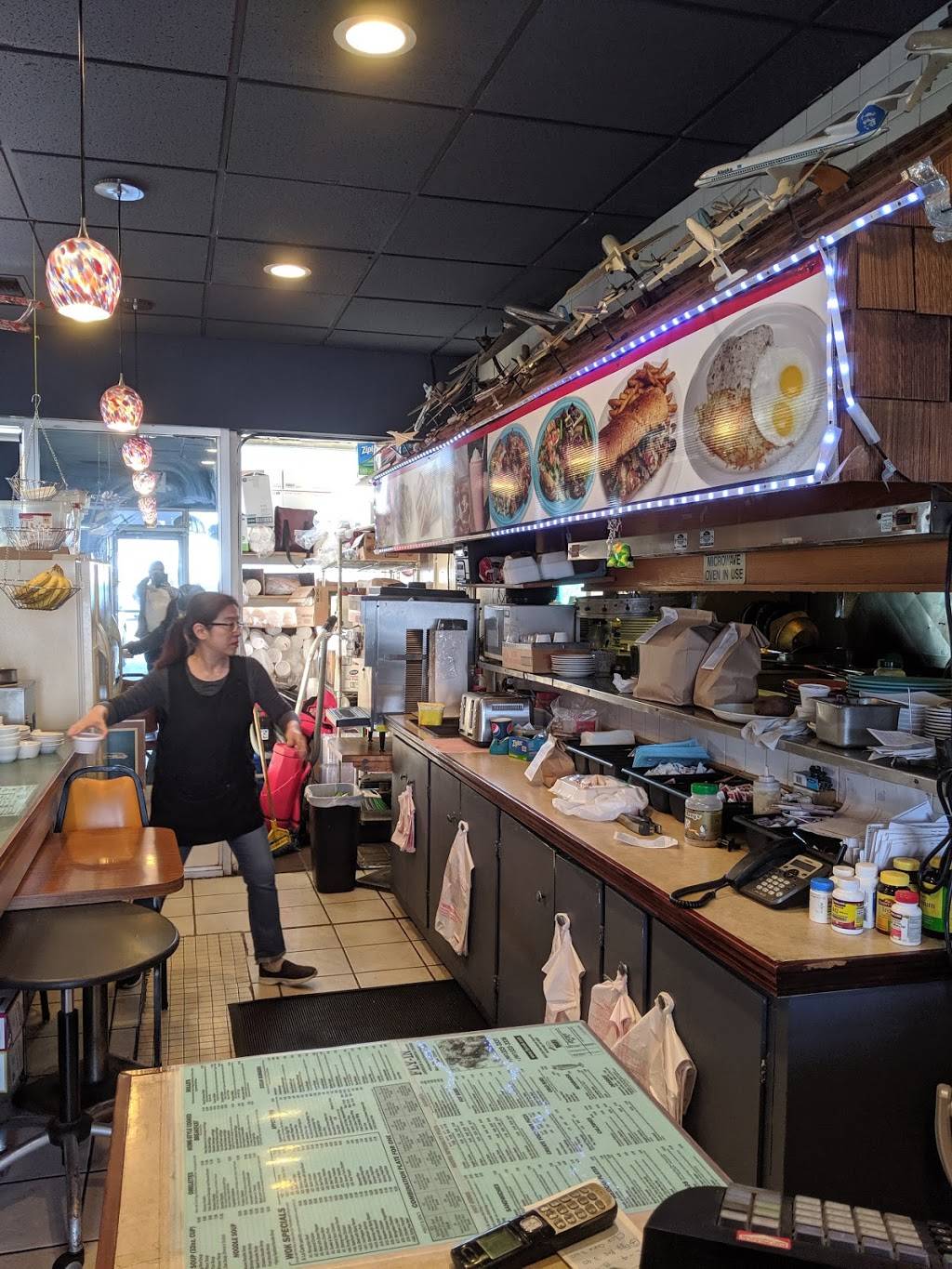 Fly In Restaurant | restaurant | 3853 Old International Airport Rd, Anchorage, AK 99502, USA | 9073333331 OR +1 907-333-3331