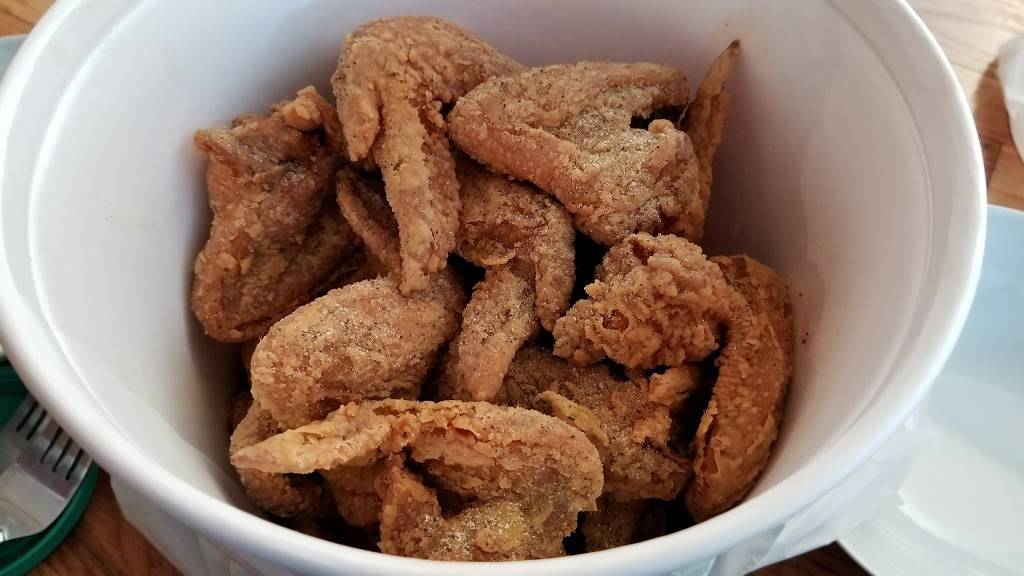 Harolds Chicken Shack | restaurant | 2132 Michigan Avenue, Chicago, IL 60616, USA | 3123265575 OR +1 312-326-5575