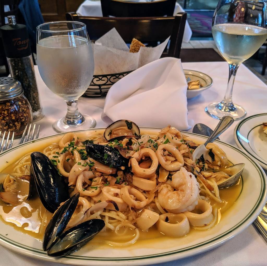 Tonys Di Napoli | restaurant | 1081 3rd Ave, New York, NY 10065, USA | 2128886333 OR +1 212-888-6333