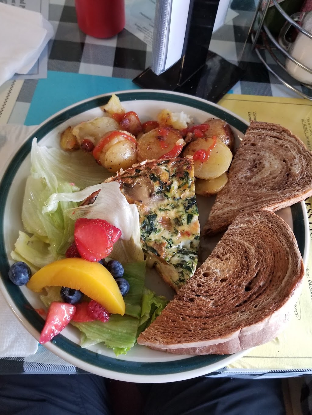 Bethanys Airport Diner | restaurant | 4 Center Rd, New Shoreham, RI 02807, USA | 4014663100 OR +1 401-466-3100