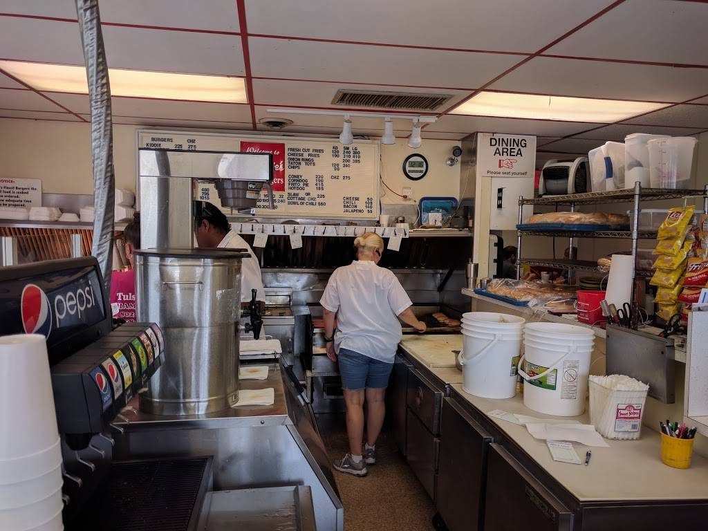 Freddies Hamburgers | restaurant | 802 S Lewis Ave I, Tulsa, OK 74104, USA | 9185853544 OR +1 918-585-3544