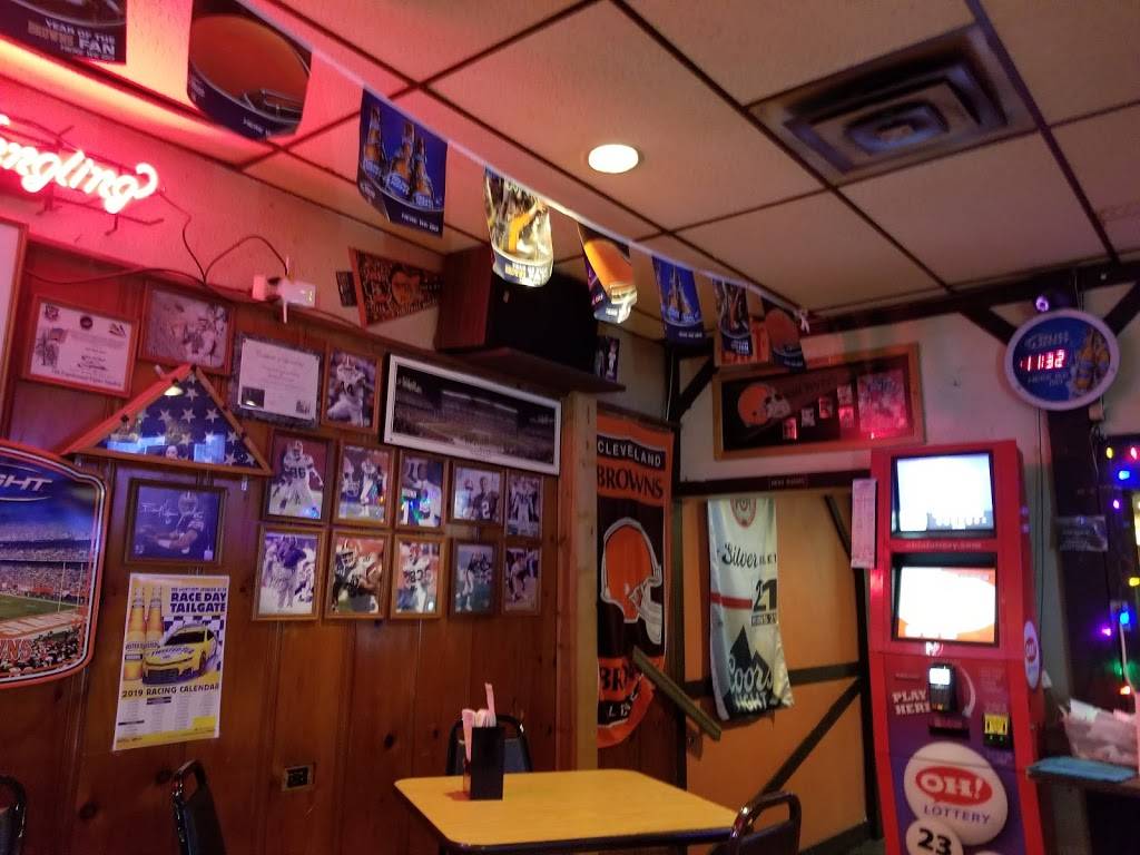 Howeys House Of Brews | restaurant | 131 W Water St, Oak Harbor, OH 43449, USA | 4198985050 OR +1 419-898-5050