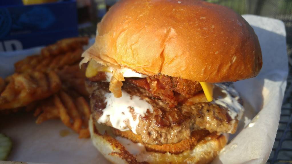 Leftis Neighborhood Bar & Grill | restaurant | 2001 2nd Ave N, Fort Dodge, IA 50501, USA | 5155765338 OR +1 515-576-5338