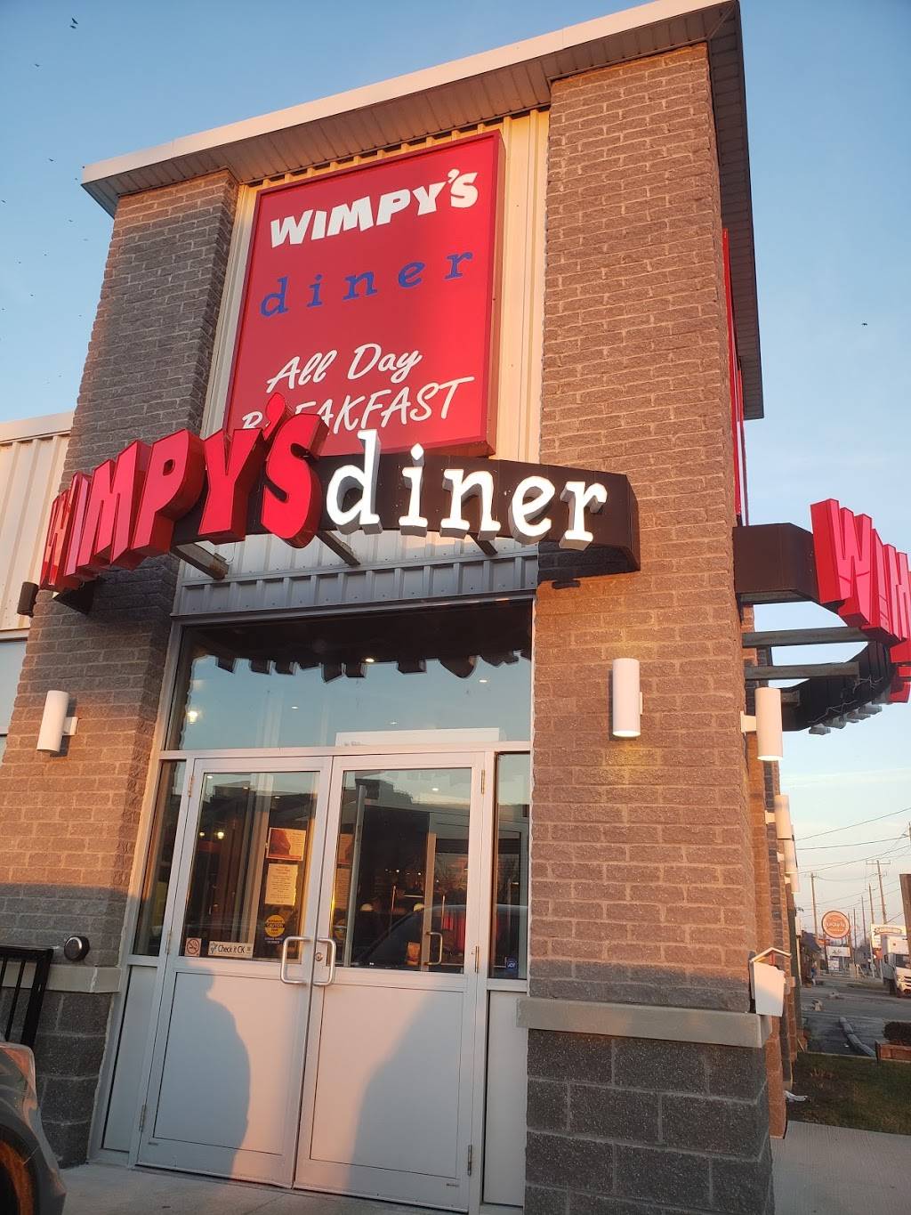 Wimpys Diner Chatham | restaurant | 391 Grand Ave W, Chatham, ON N7L 1C4, Canada | 5193540000 OR +1 519-354-0000