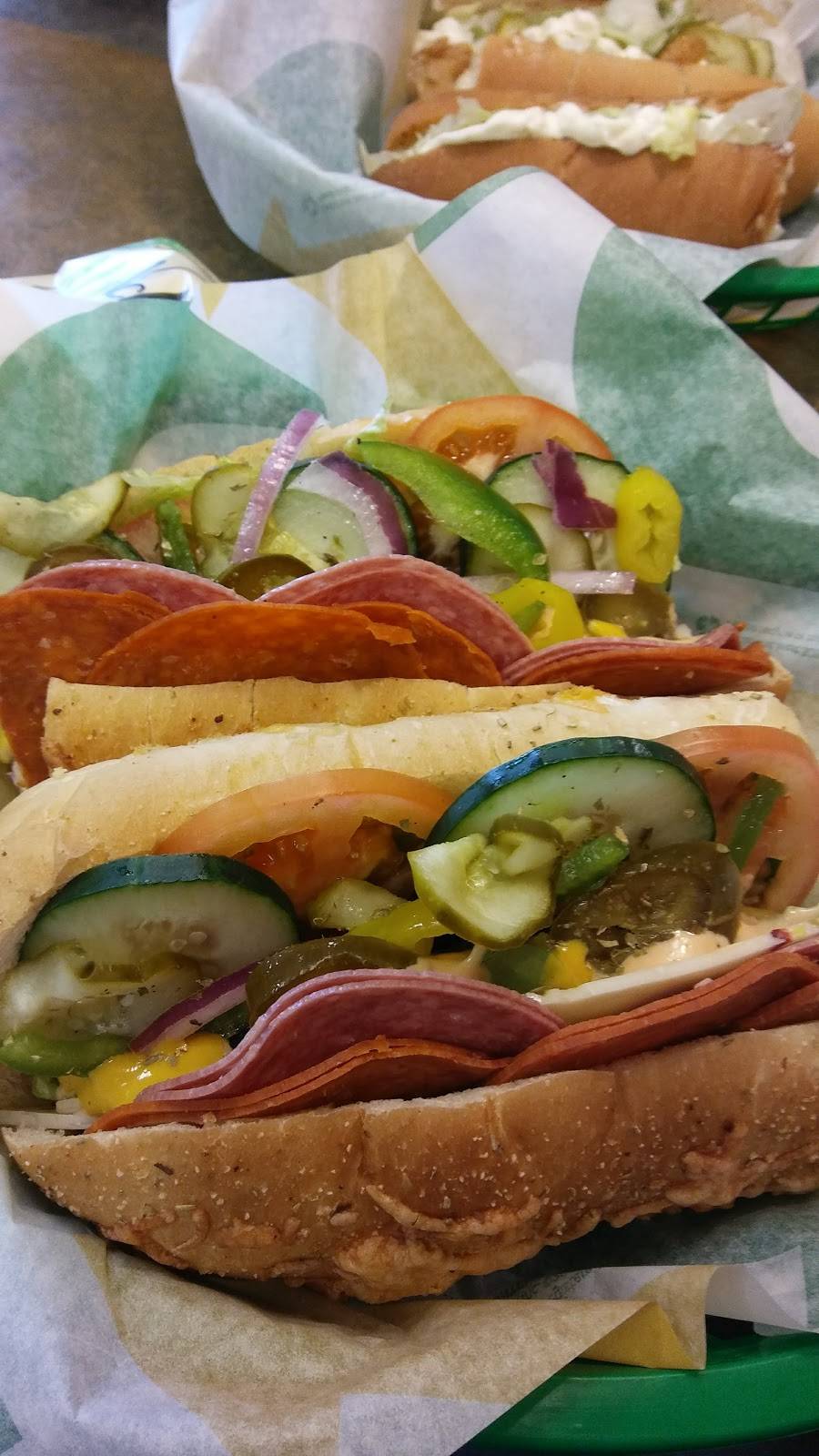 Subway Restaurants | restaurant | 1333 N Delany Rd #200, Gurnee, IL 60031, USA | 8472639202 OR +1 847-263-9202