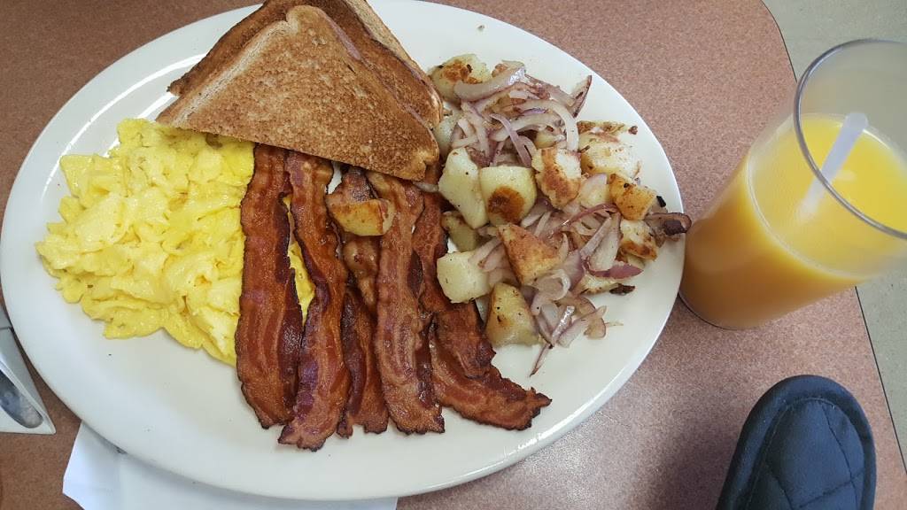 Hurricanes Cafe & Deli | cafe | 682 US-202, Greene, ME 04236, USA | 2079463354 OR +1 207-946-3354