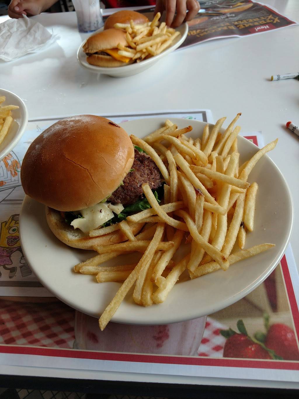 Steak n Shake | restaurant | 4025 Elkhart Rd, Goshen, IN 46526, USA | 5748755372 OR +1 574-875-5372