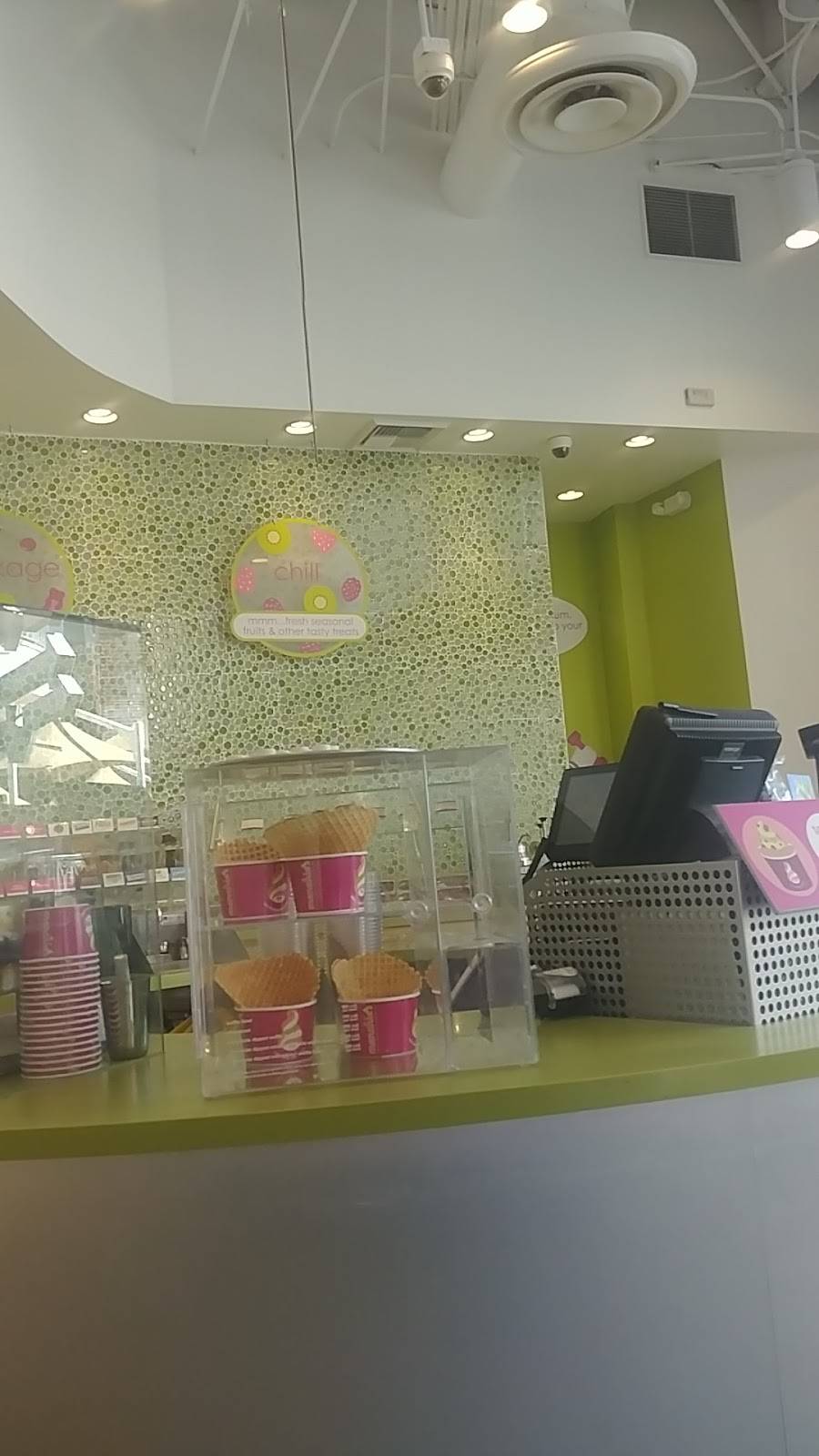 Menchies Frozen Yogurt | bakery | 100 Universal City Plaza, Universal City, CA 91608, USA | 8186224605 OR +1 818-622-4605