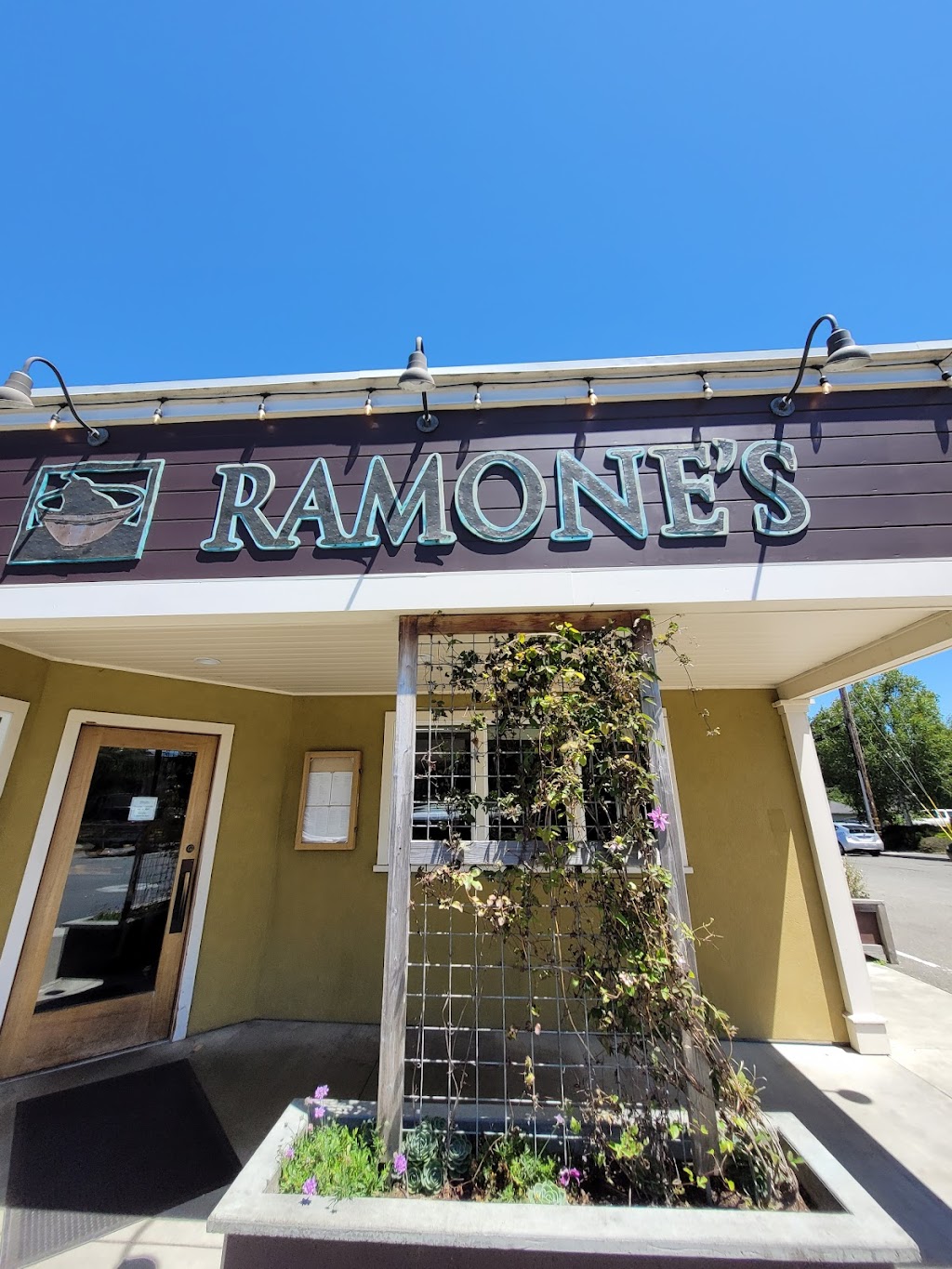 Ramones Bakery & Cafe | restaurant | 2297 Harrison Ave, Eureka, CA 95501, USA | 7074421336 OR +1 707-442-1336