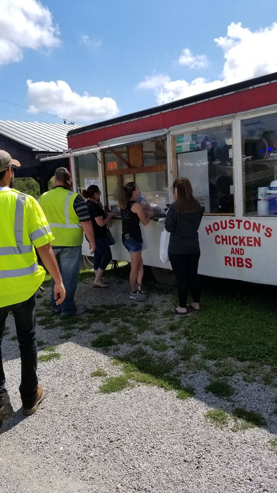 Houstons Smoked Chicken and Ribs | restaurant | 67742-, 67756 Airport Rd, St Clairsville, OH 43950, USA | 7403128403 OR +1 740-312-8403