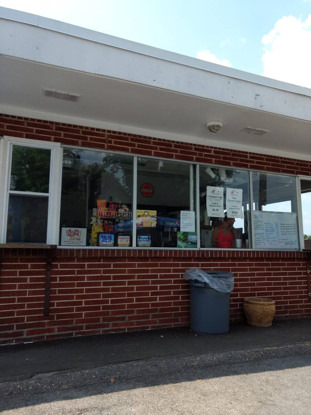 Corner Dog House | restaurant | 102 E Mary St, Bristol, VA 24201, USA | 2766692231 OR +1 276-669-2231