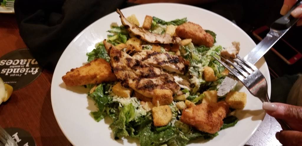 Houlihans | restaurant | 17029 Abercorn St, Savannah, GA 31419, USA | 9129215712 OR +1 912-921-5712