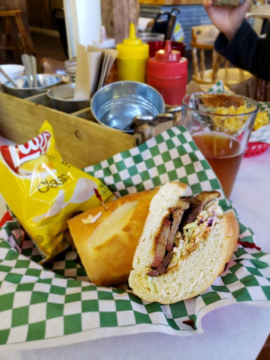 Husicks Taphouse | restaurant | 36510 Riverview Dr, Clarksburg, CA 95612, USA | 9167441599 OR +1 916-744-1599