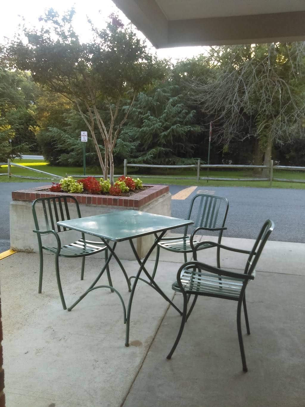 Primo Family Restaurant | restaurant | 1636 Belle View Blvd, Alexandria, VA 22307, USA | 7037656891 OR +1 703-765-6891