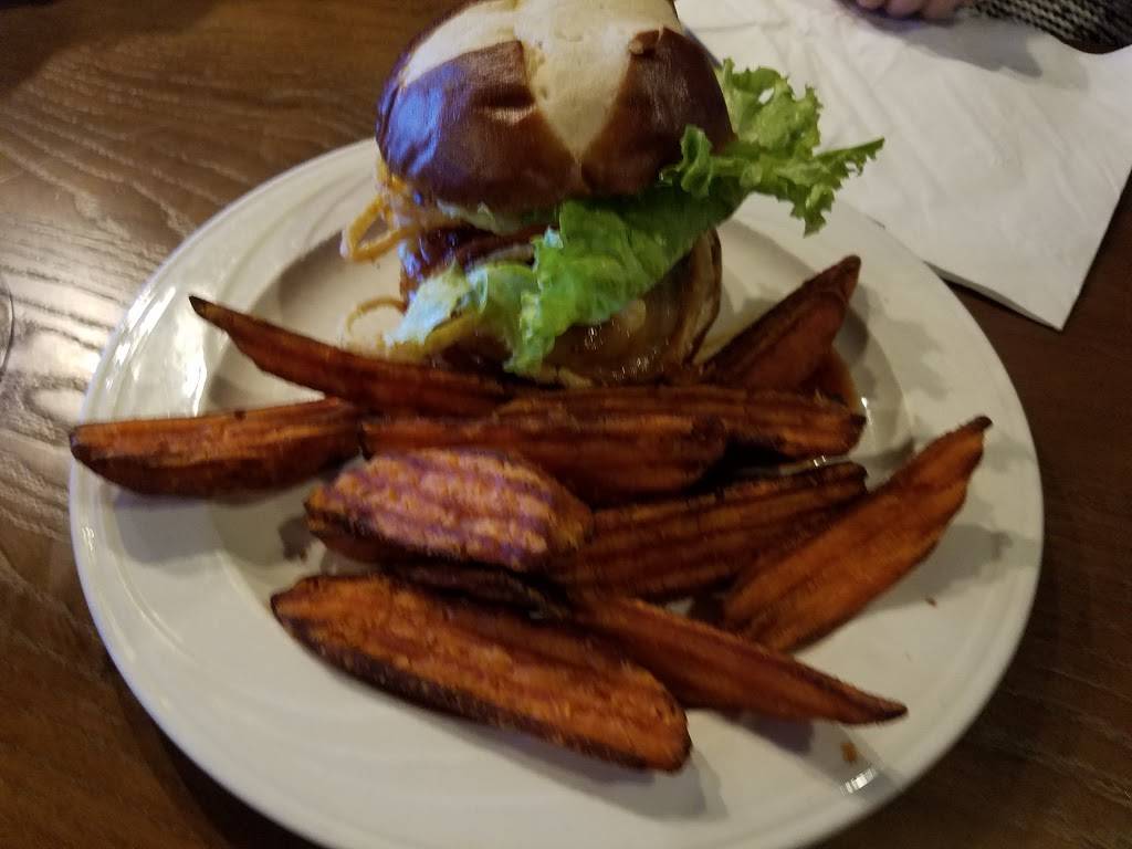 Flying Goose Brew Pub | restaurant | 40 Andover Road, New London, NH 03257, USA | 6035266899 OR +1 603-526-6899