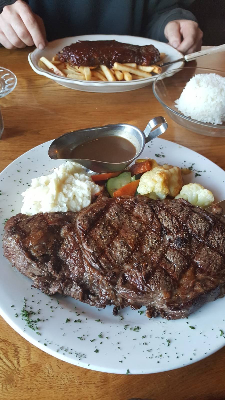 The Bridge Restaurant | restaurant | 650 N Main St, Sheffield, MA 01257, USA | 4132299000 OR +1 413-229-9000