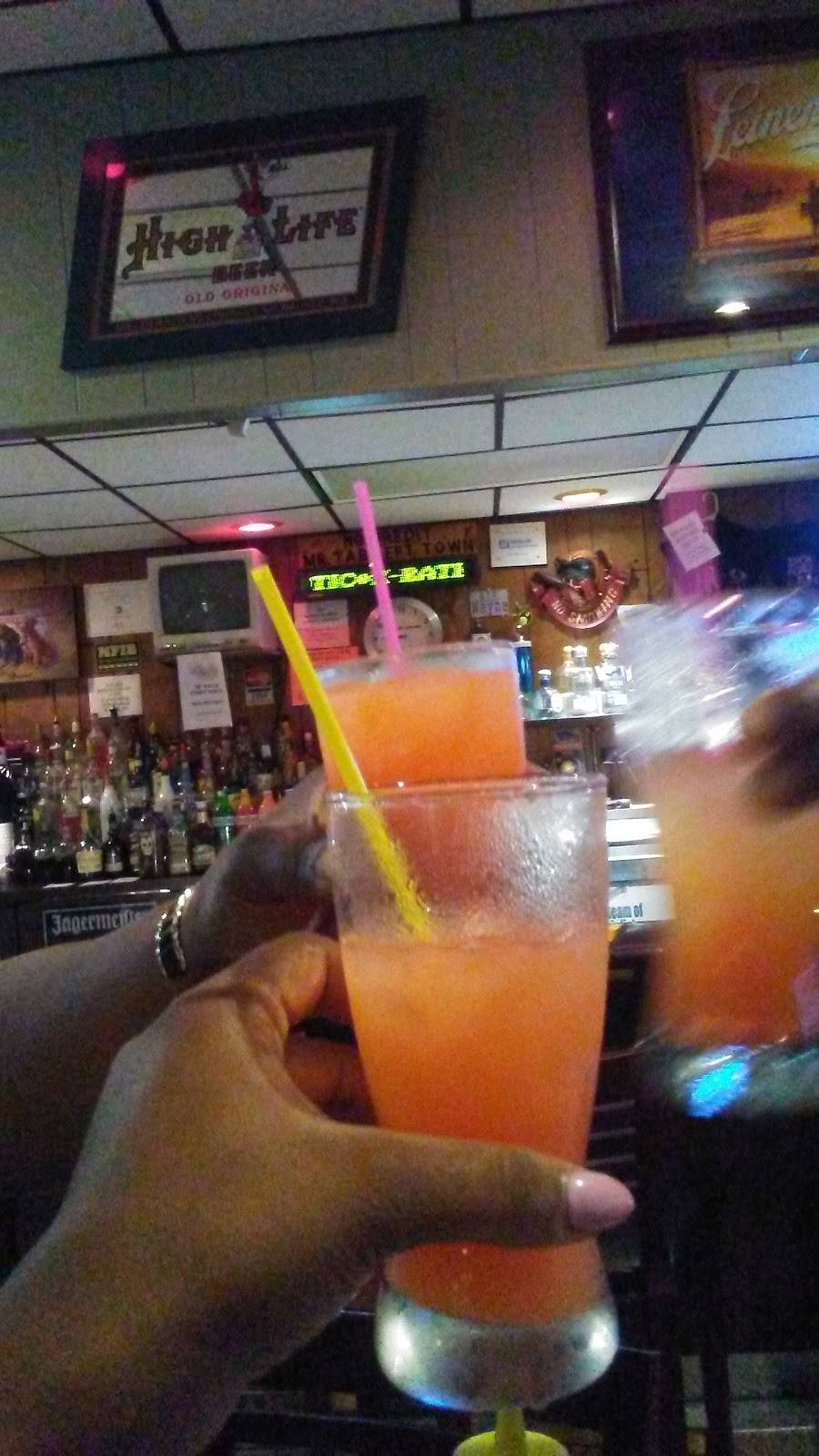 Dog House Saloon | restaurant | 1940 E Laketon Ave, Muskegon, MI 49442, USA | 2317773888 OR +1 231-777-3888