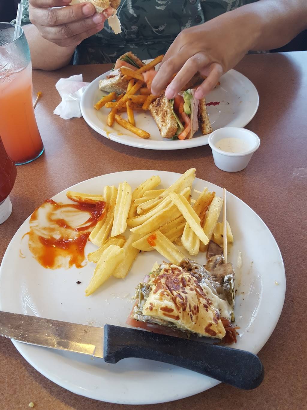 Dennys | restaurant | 2568 S East Ave, Fresno, CA 93706, USA | 5594857710 OR +1 559-485-7710