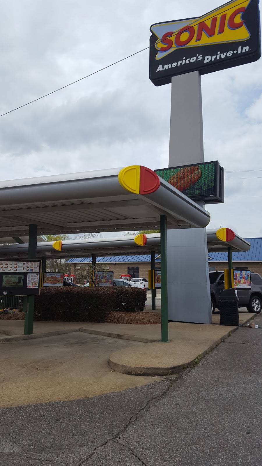 Sonic Drive-In | restaurant | 6981 US-64, Memphis, TN 38133, USA | 9013858934 OR +1 901-385-8934