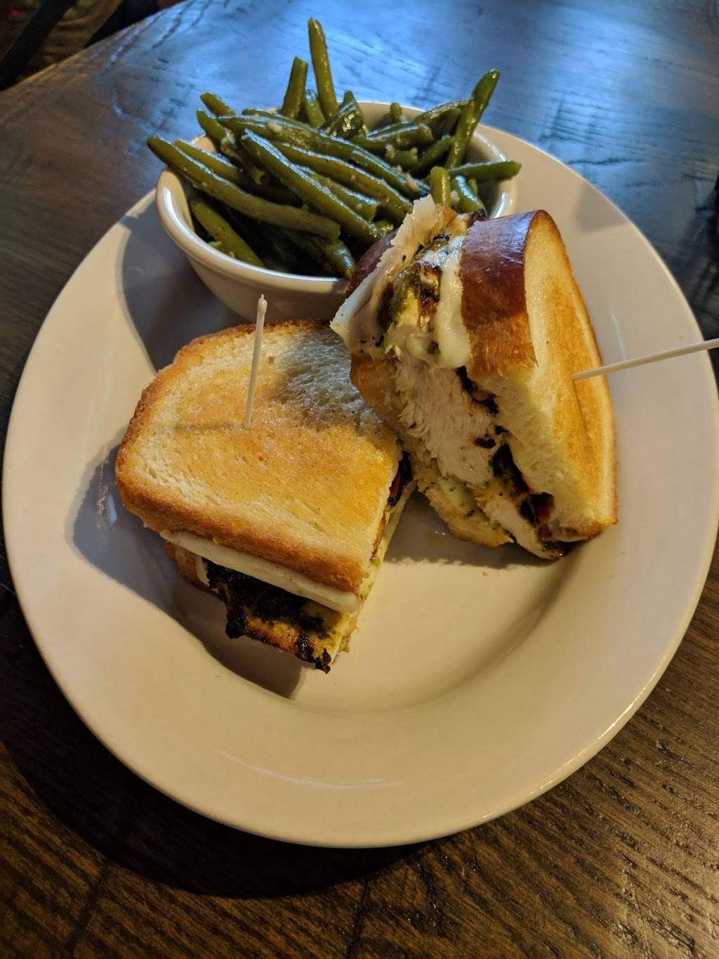 Aliotas Pub & Grill | restaurant | 261 E Hampton Rd, Milwaukee, WI 53217, USA | 4148101656 OR +1 414-810-1656