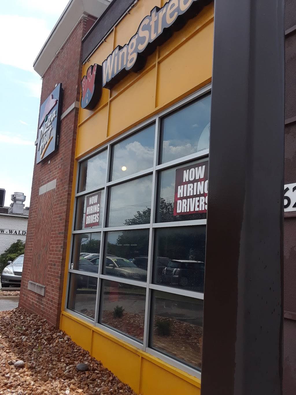 Pizza Hut | meal delivery | 7624 Wornall Rd, Kansas City, MO 64114, USA | 8163336877 OR +1 816-333-6877