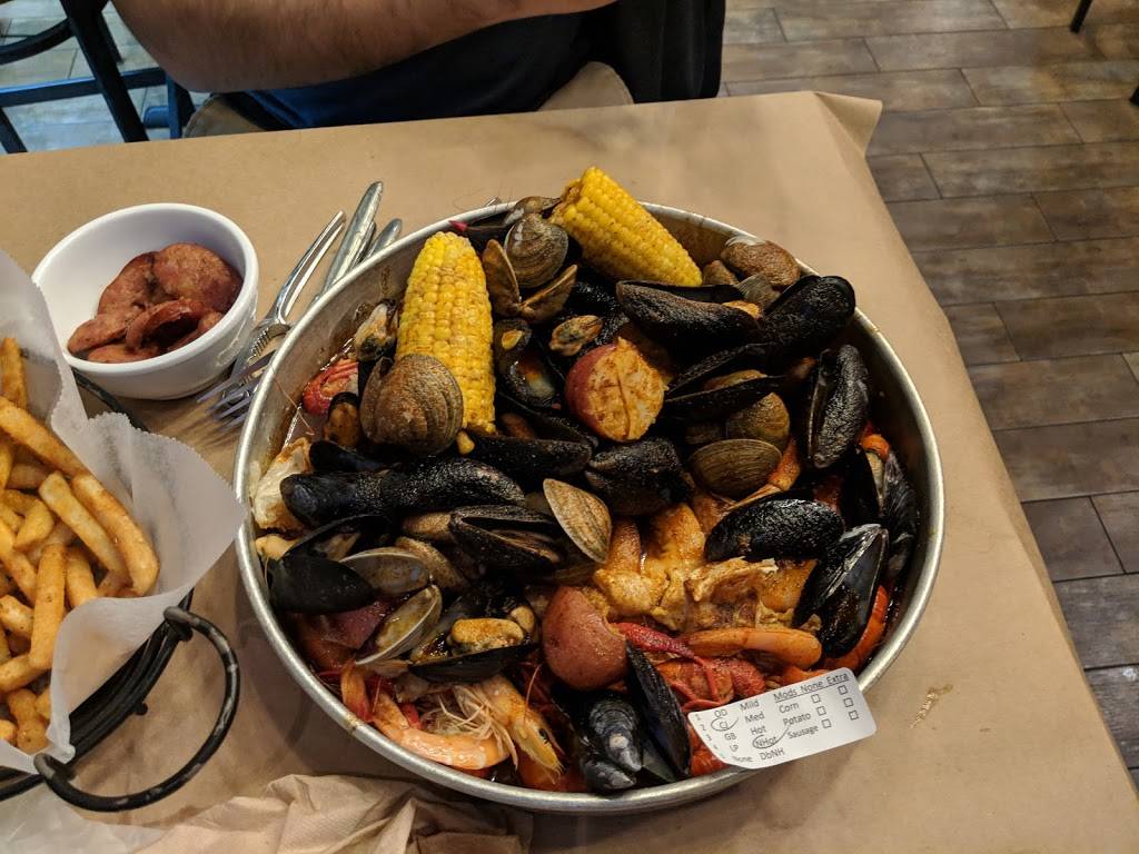 Chasin Tails | restaurant | 2200 N Westmoreland St, Arlington, VA 22213, USA | 7035382565 OR +1 703-538-2565