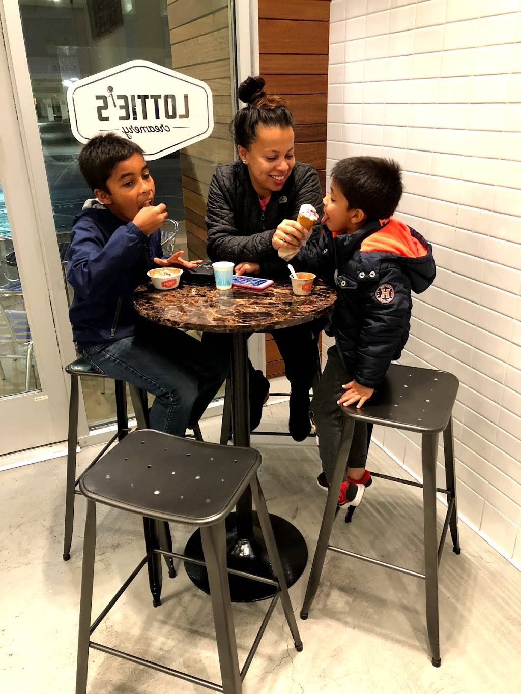 Lotties Creamery | restaurant | 240c Stanford Shopping Center, Palo Alto, CA 94304, USA | 6503846937 OR +1 650-384-6937