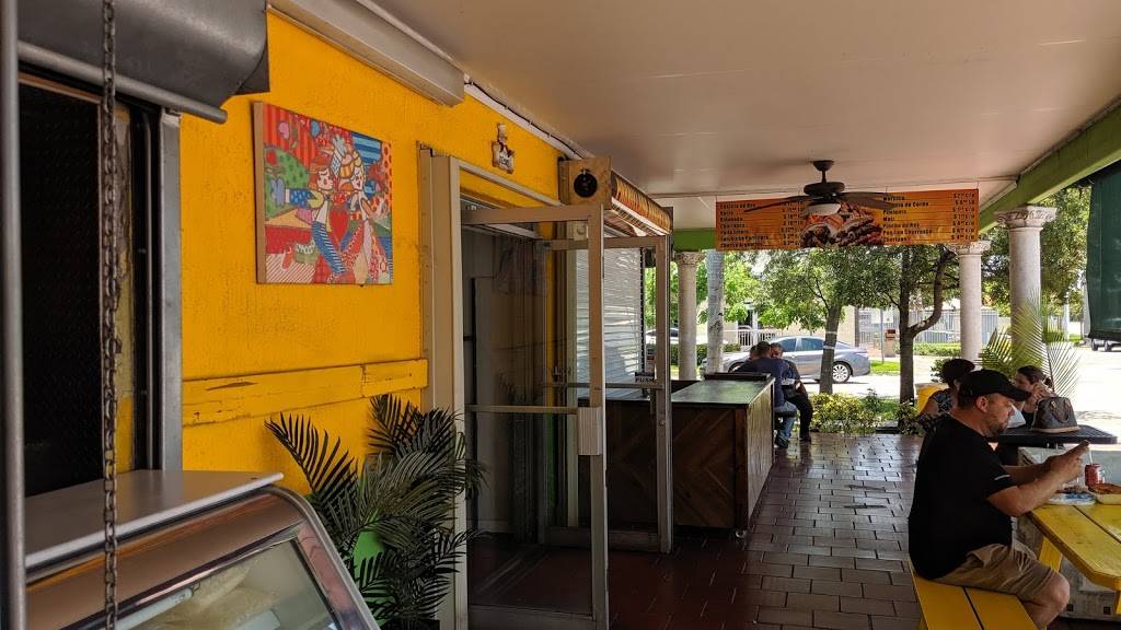 El Castillo de las Frutas | restaurant | 4290 E 4th Ave, Hialeah, FL 33013, USA | 3054596789 OR +1 305-459-6789
