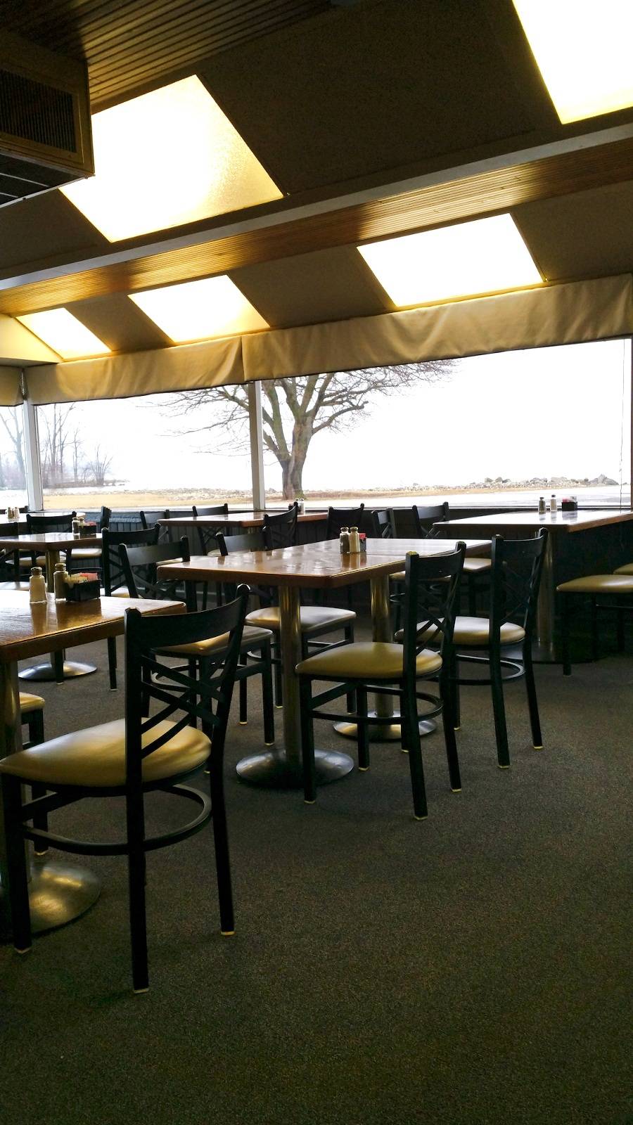 Pullman Bay Restaurant | restaurant | 117 Lake Shore Dr, Celina, OH 45822, USA | 4195861664 OR +1 419-586-1664