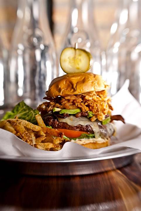 Stretch Bar & Grill | restaurant | 3485 N Clark St, Chicago, IL 60657, USA | 7737553980 OR +1 773-755-3980