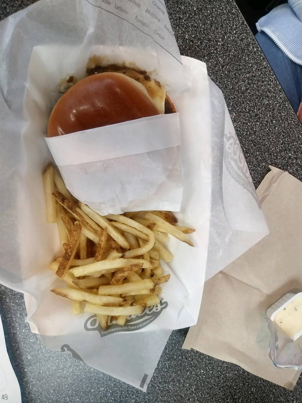 Hardees | restaurant | 2100 Twin Valley Dr, Dubuque, IA 52003, USA | 5635839404 OR +1 563-583-9404