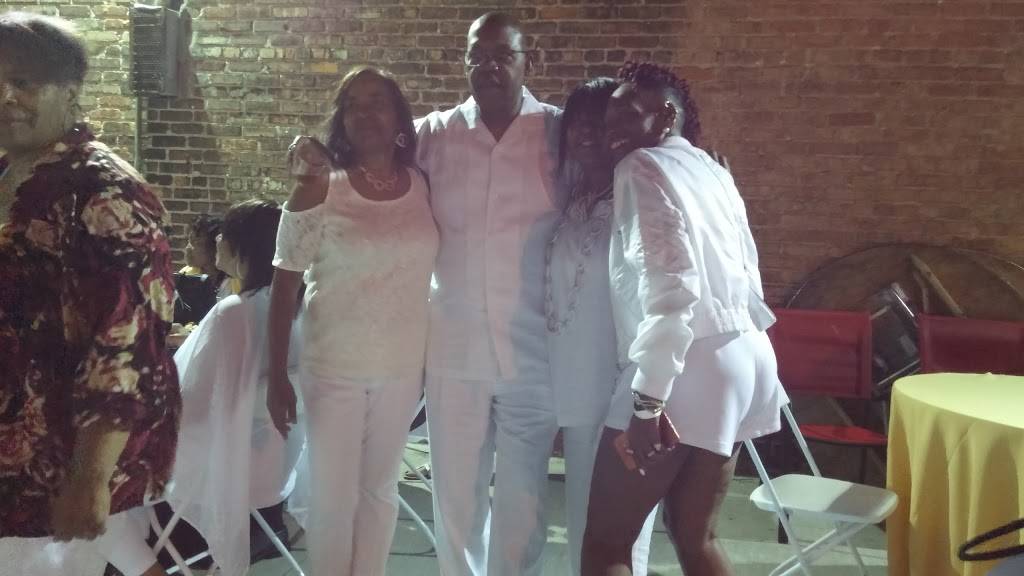 Ques Lounge | restaurant | 4469 Broadway, Gary, IN 46409, USA | 2198068001 OR +1 219-806-8001