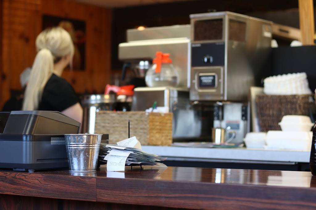 B & B Cafe | restaurant | 321 Sibley St, Albert Lea, MN 56007, USA | 5073731921 OR +1 507-373-1921