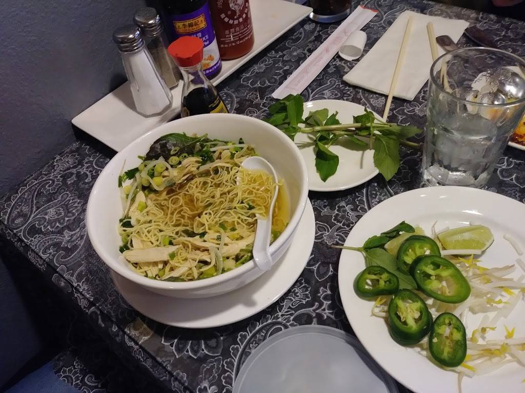 Les Pho | restaurant | W63N146 Washington Ave, Cedarburg, WI 53012, USA | 2622048169 OR +1 262-204-8169