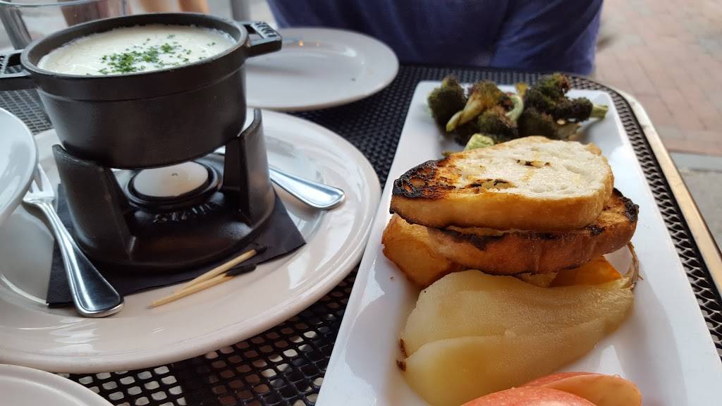 Temple Bar American Bistro | restaurant | 1688 Massachusetts Ave, Cambridge, MA 02138, USA | 6175475055 OR +1 617-547-5055