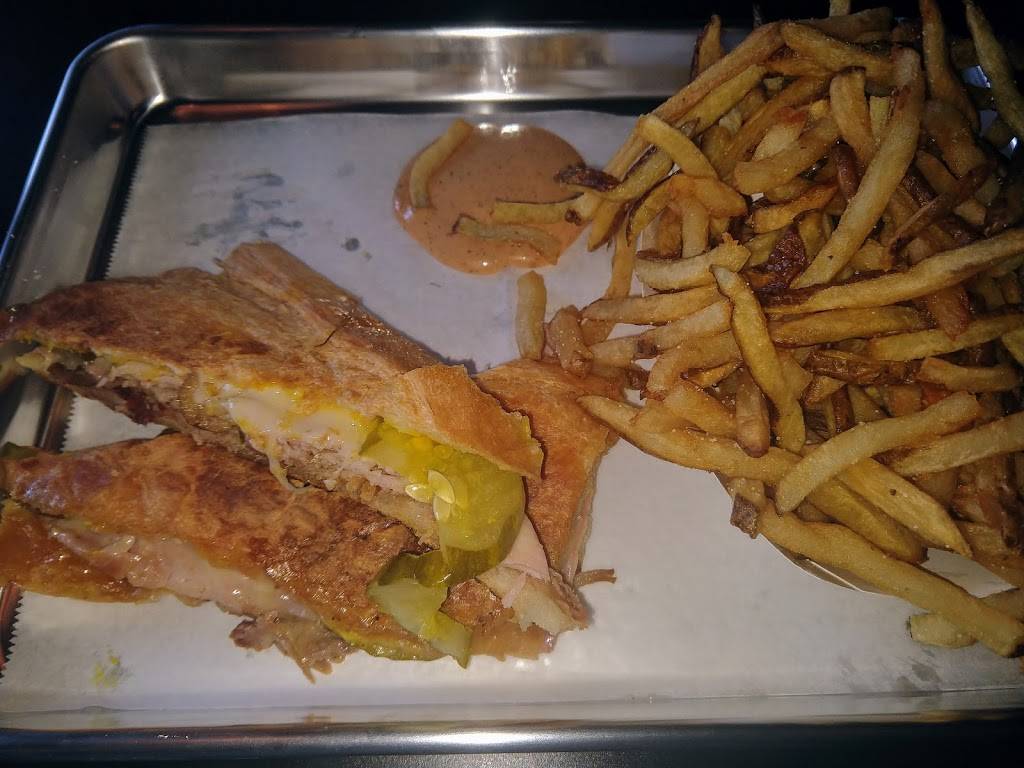 Smoqehouse, | restaurant | 6112 S Tamiami Trail, Sarasota, FL 34231, USA | 9419239090 OR +1 941-923-9090