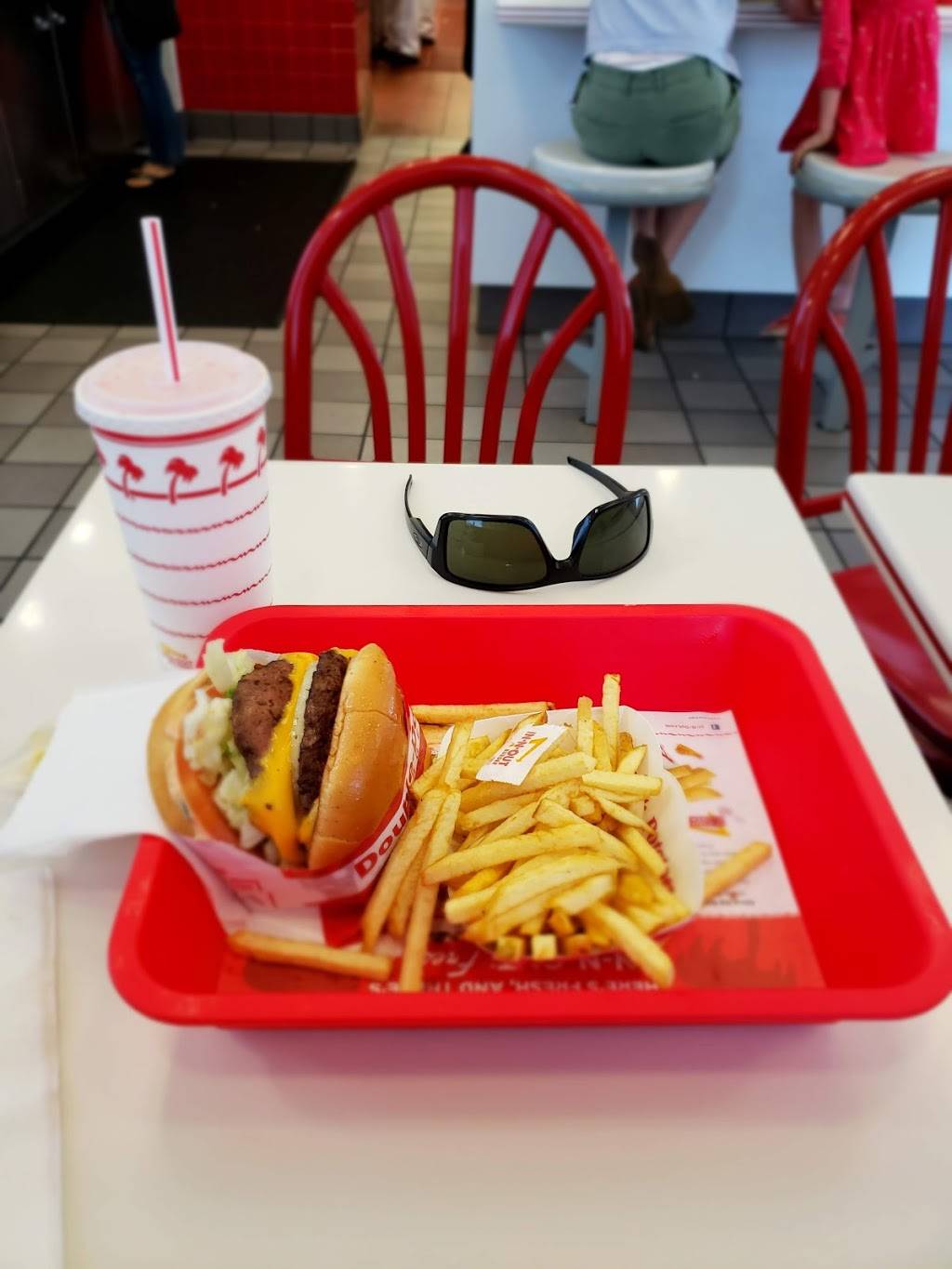 In-N-Out Burger | restaurant | 26401 Bouquet Canyon Rd, Santa Clarita, CA 91350, USA | 8007861000 OR +1 800-786-1000