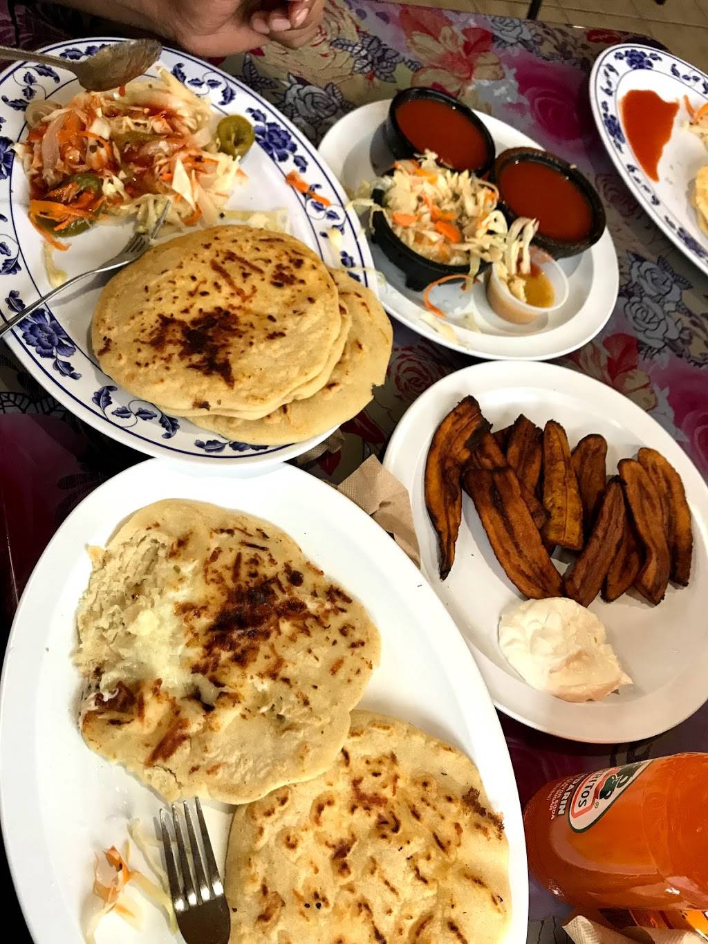 Pupuseria 5 Volcanes | restaurant | 7732 SE 82nd Ave, Portland, OR 97266, USA | 5034774402 OR +1 503-477-4402