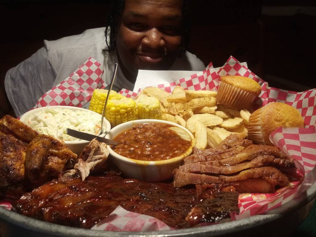Famous Daves Bar-B-Que | restaurant | 208 Advantage Pl, Knoxville, TN 37922, USA | 8656949990 OR +1 865-694-9990