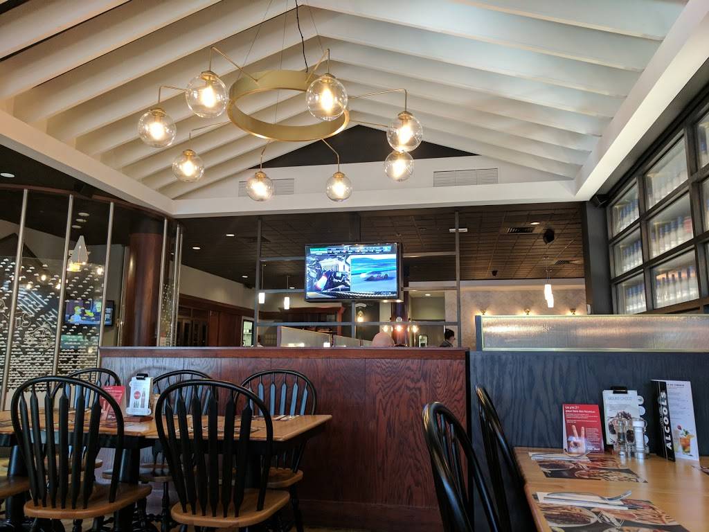 Rôtisserie St-Hubert | restaurant | 350 Boulevard Curé-Labelle, Sainte-Thérèse, QC J7E 2Y1, Canada | 5143855555 OR +1 514-385-5555