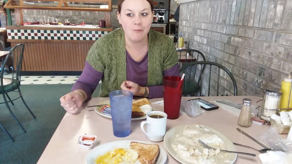 The Farmhouse Family Restaurant | restaurant | 1988 IL-16, Shelbyville, IL 62565, USA | 2177744098 OR +1 217-774-4098