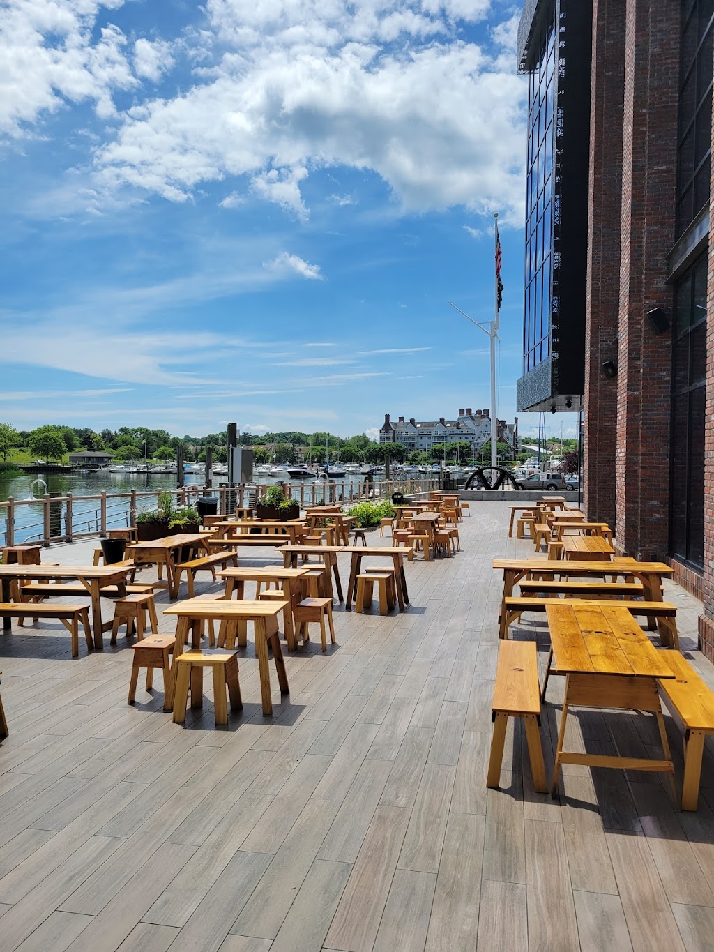 Cisco Brewers at The Village | restaurant | 4 Star Point Suite 102, Stamford, CT 06902, USA | 4752701300 OR +1 475-270-1300