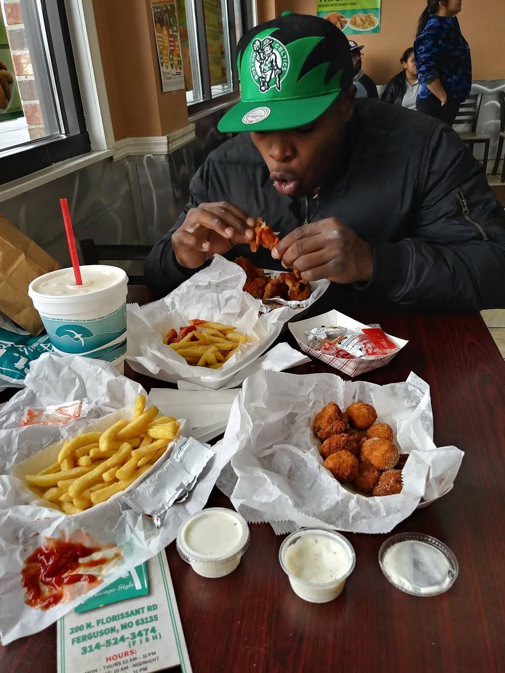 St. Louis Fish & Chicken Grill | restaurant | 200 N Florissant Rd, Ferguson, MO 63135, USA | 3145243474 OR +1 314-524-3474