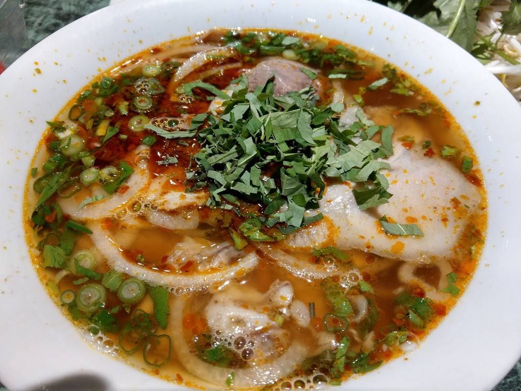 Restaurant Nguyen Phi | restaurant | 6260 Chemin de la Côte-des-Neiges, Montréal, QC H3S 2A3, Canada | 5143441863 OR +1 514-344-1863