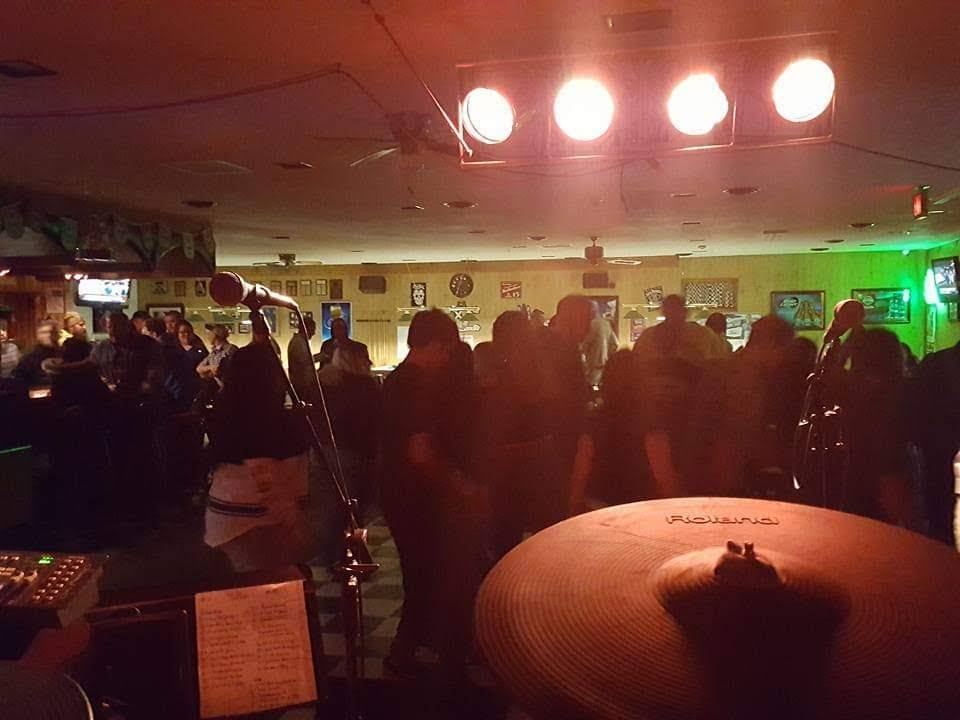 Crossroads bar and grill | restaurant | 5957 N State Rd, Alma, MI 48801, USA | 9894638541 OR +1 989-463-8541