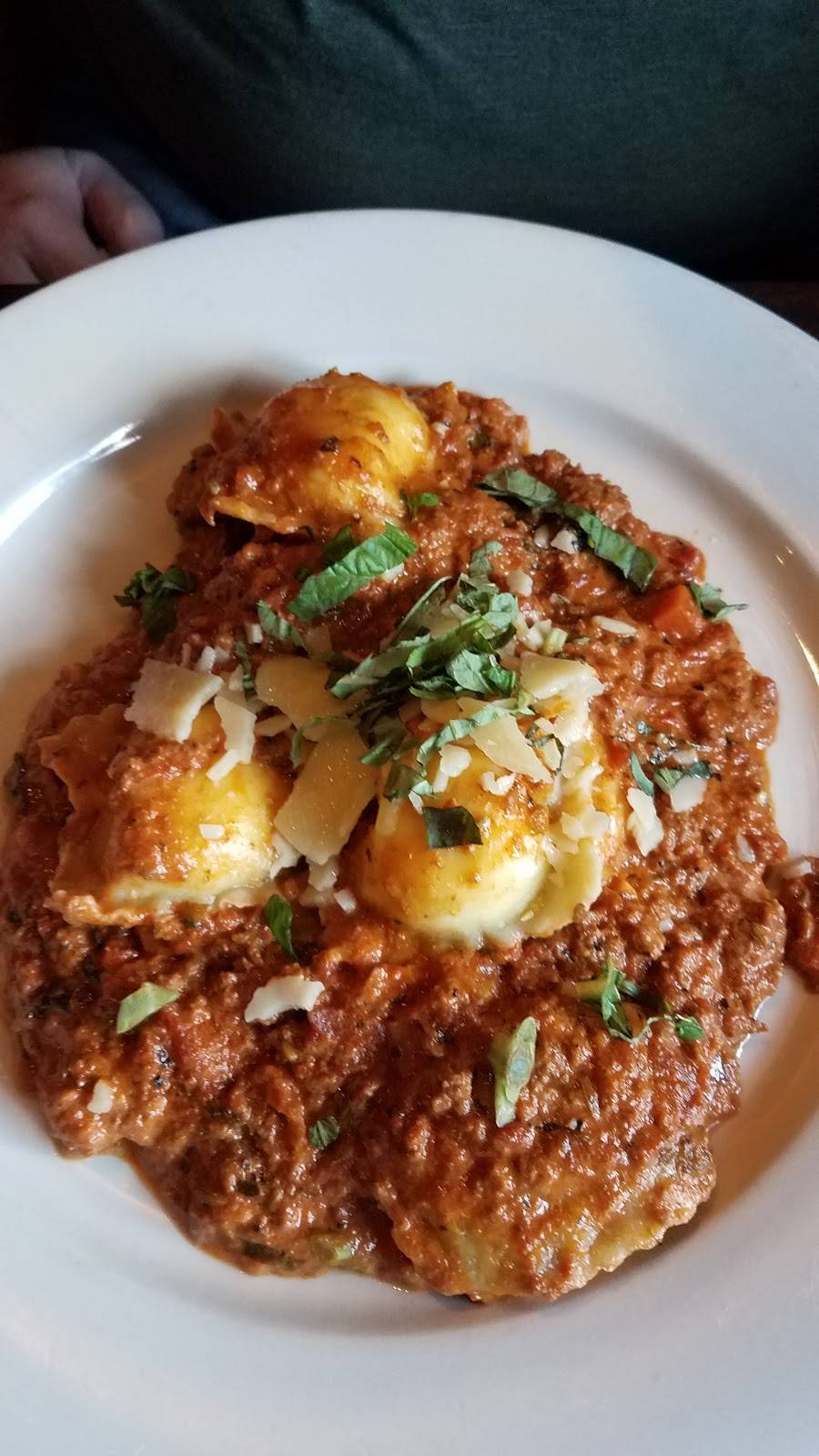 First & Last Tavern Avon | restaurant | 26 W Main St, Avon, CT 06001, USA | 8606762000 OR +1 860-676-2000